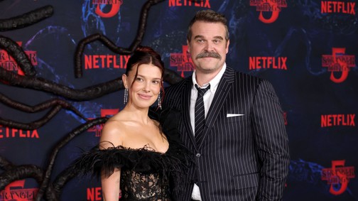 Testbeszéd szakértő elemezte Millie Bobby Brown és a zaklatásával vádolt David Harbour gesztusait a Stranger Things premierjén