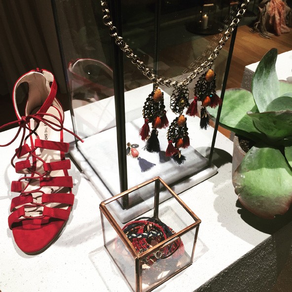 A lezser darabjaidat párosítsd finom ékszerekkel és szandálokkal. Bőven lesz miből válogatni!