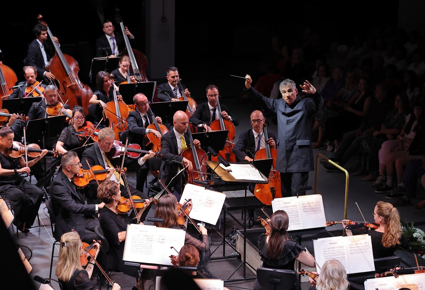 Közel hatszáz néző előtt muzsikált a Győri Filharmonikus Zenekar a győri Vásárcsarnokban fotó: MekliZ Fotóstúdió 