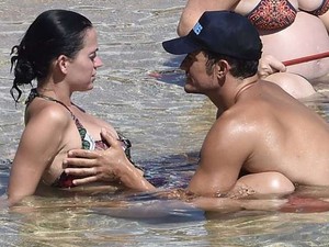 Katy Perry nagyi bikiniben sem tudja lehűteni Orlando Bloomot