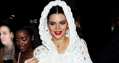 Na, ne! Ez már tényleg sok! Aranyfoggal menőzik Kendall Jenner