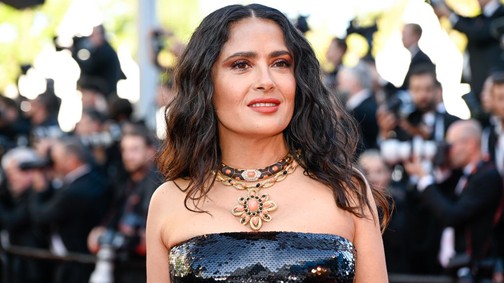 Valami nagyon nem stimmel Salma Hayek ruhájával, első ránézésre téged is össze fog zavarni