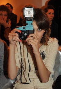 Alexa Chung lomózik.