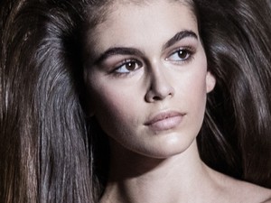 Kaia Gerbert mesebeli vattacukornak öltöztették a kifutón!