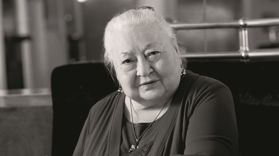 Molnár Piroska, a Kossuth- és Jászai Mari-díjas magyar színművésznő, az ország egyik legismertebb és legelismertebb színésznője ritkán ad interjút. Több mint öt évtizedes pályafutása alatt számos emlékezetes alakítást nyújtott színházban és filmben egyaránt, tökéletesen megformálva karaktereit a komikus és drámai szerepekben is.