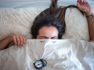 Itthon a felnőttek közel egyharmada küzd időszakos vagy tartós alváshiánnyal, pedig már egyetlen éjszaka rossz alvás is komoly fizikai tüneteket okoz