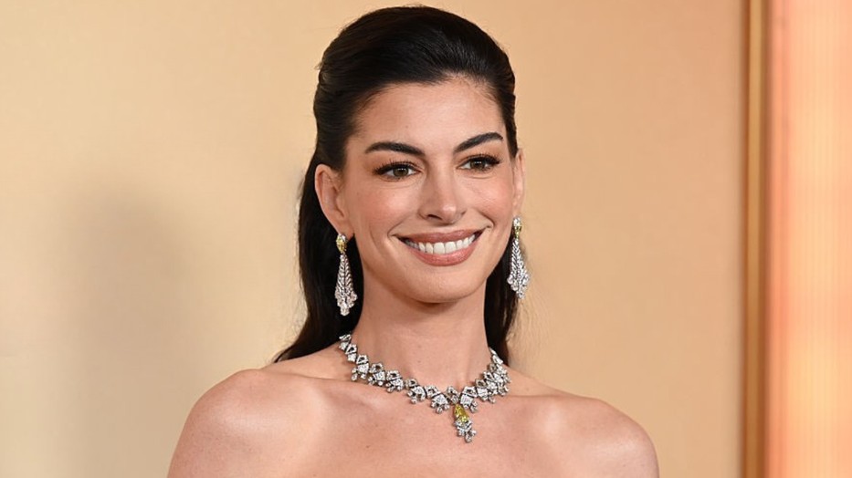 Anne Hathaway rajong a merész kreációkért 