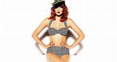 Mihalik Enikő vörösen is szuperszexi