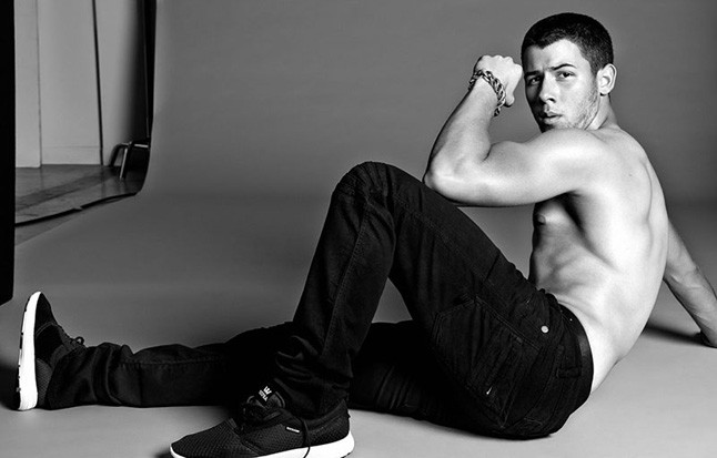 Nick Jonas magához nyúl a Flaunt magazinban