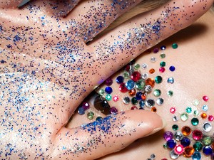 A sztárok kedvenc csillámsminkjét neked is elkészítik a Szigeten!