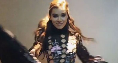 Meredek Instagram-baki a 19 éves sztártól: megvillantotta a szeméremdombját is