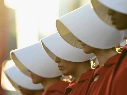 A szolgálólány meséi saját borát dobja piacra