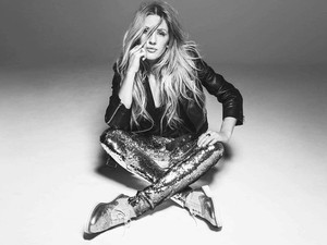 Ellie Goulding a menő Deichmann cipőiben táncol új klipjében