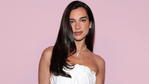 Dua Lipa arany meztelenfelsője maga az álom, csipkés melltartóját is megvillantotta benne