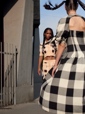 Kötött kardigán és szoknya MAX MARA 146 990 Ft, 197 990 Ft Hátul dekoltált maxi ruha MARA HOFFMAN - HalfPrice 51 995 Ft