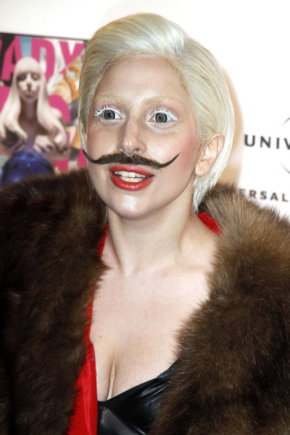 Rövid frizurával és bajusszal! Azt a betyár mindenit!