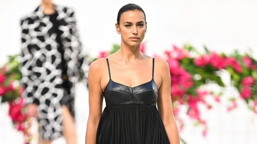 Irina Shayk nadrág nélkül kísérte az iskolába kislányát
