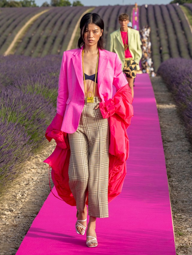 Orgazmus a szemnek: Levendulamezőn rendezték a divatbemutatót, a végeredmény lélegzetelállító lett