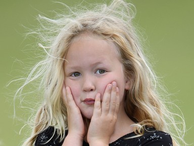 Ez a hétéves kislány lett a közellenség: ellökte a kis György herceget