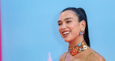 Dua Lipa cipőjét mindenki akarja, és nem véletlenül