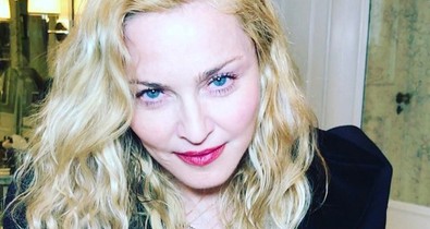 Madonna fehér lovon vonult be saját szülinapi bulijára!