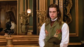 1994 - az év, amikor a vámpírok még nem csillogtak a napfényben, mint Stephenie Meyer, a vérszívókat erősen modernizáló és romantizáló Alkonyat-univerzumában. Érdekesség, hogy Brad Pitt szívből utálta az Interjú a vámpírral című film forgatását, miután kényelmetlennek találta a kontaktlencsét és a jelmezeket, és állítólag szerette volna otthagyni a produkciót, 14 millió dollárja azonban nem volt erre (kötötte a szerződése). 