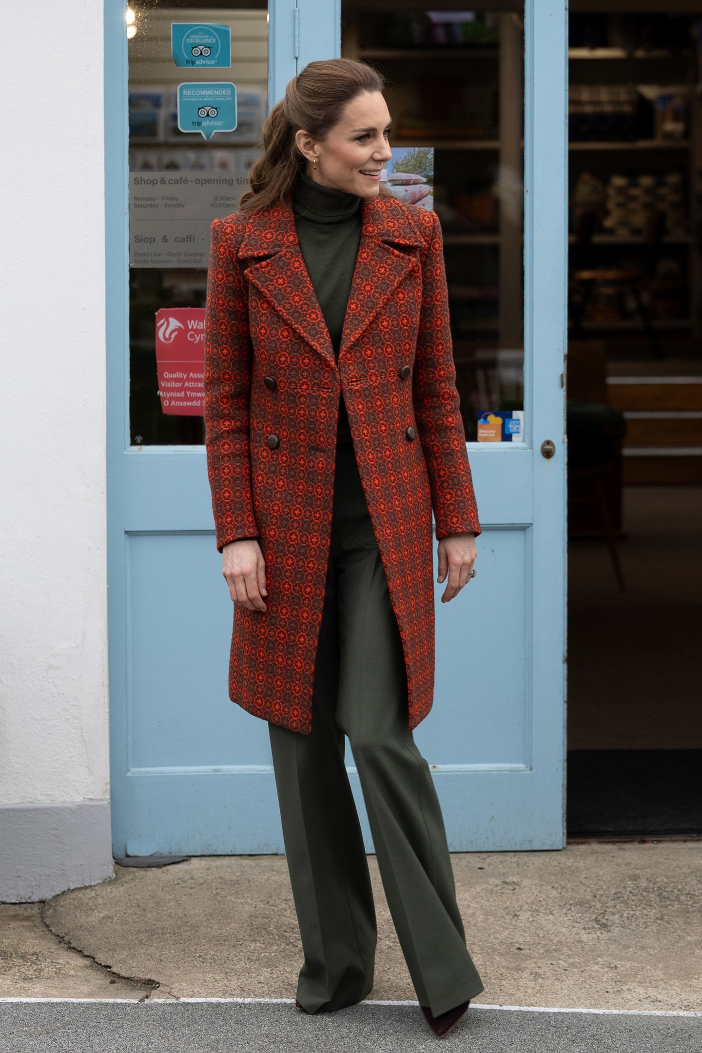 Egy walesi gyapjúgyárban is látogatást tett, ez alkalomból pedig egy olyan narancssárga kabátra szavazott, amit a gyárban készítettek. A különleges darabot Victoria Beckham olívazöld nadrágjával és csokoládébarna velúr magassarkúkkal párosította. 