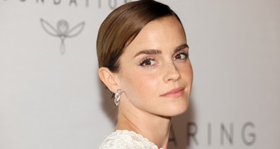 Emma Watson gyönyörű fehér csipkeruhában támogatja a bántalmazott nőket