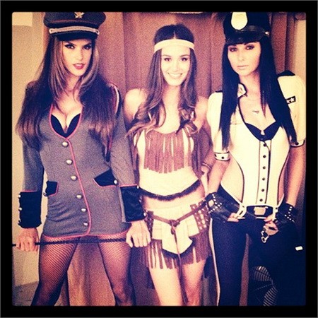 Mint már írtuk, Alessandra Ambrosio leginkább egy szextábornokra hasonlít, jelentsen ez bármit is