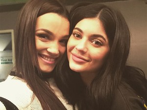 A Kardashian-Jenner lányok eltitkolt 18 éves unokatesója szuperbájos, és modellnek áll