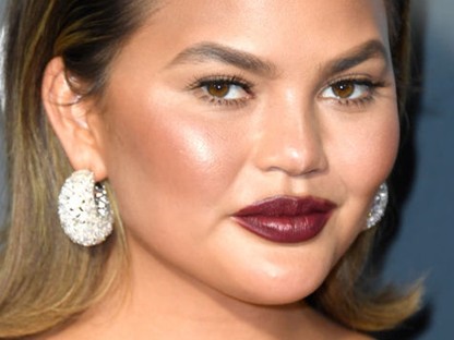 Ez hogy lehet? Chrissy Teigen gyerekként teljesen úgy nézett ki, mint Selena Gomez
