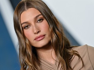 Hailey Bieber most már határozottan barna hajú lett