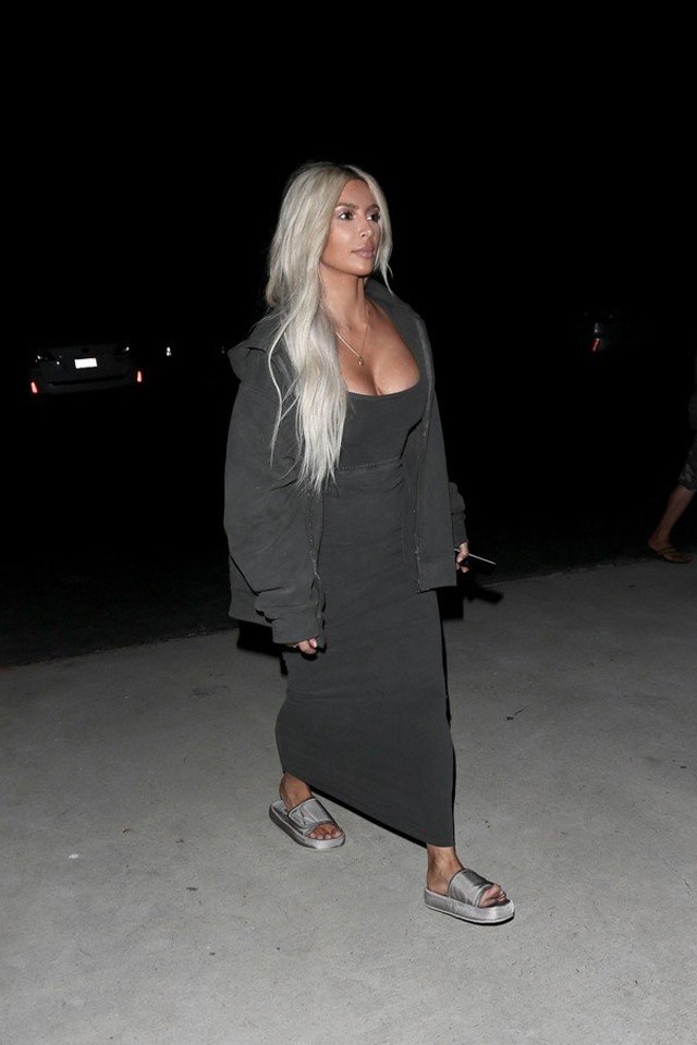 Őrület! Kim Kardashian 17 különböző szettbe öltözött át 24 óra alatt