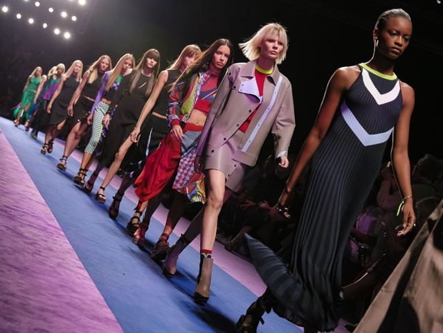 Modellek a Versace kifutóján