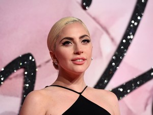 Ez egy lámpabúra vagy egy gömbakvárium Lady Gaga fején?