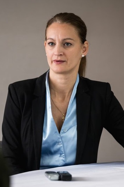 A kék egy tökéletes alternatívája a fekete színnek, amelyet bátran le lehet cserélni 