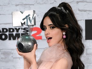 Rózsaszín bugyit villantott Camila Cabello, így lett popkirálynő