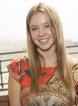 Sydney Sweeney 2014. október 5-én, a Mattel ötödik alkalommal megrendezett jótékonysági eseményén vett rész Santa Monicában. Egy bájos tinilány volt, akinek laza, mégis sikkes megjelenése tökéletesen illett a tengerparti hangulathoz.