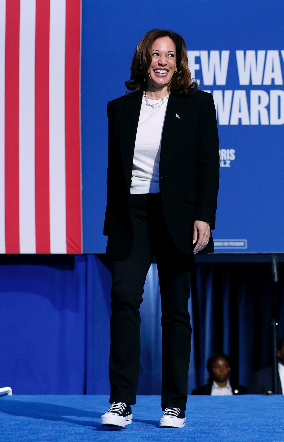 A sportcipő és öltöny párosítása ma már nem számít divatbakinak