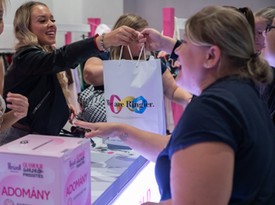 Közel ezer ruha talált új gazdára