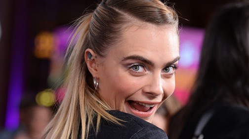 Annyira őrült Cara Delevingne kezeslábasa, hogy csak imádni lehet