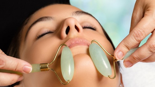 A jade masszázs-görgő valóban csodát művel a bőröddel