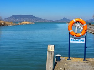 Hány fokos a Balaton és milyen hőmérsékletben legjobb a strandolás?
