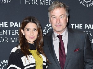 Alec Baldwin felesége bugyi nélkül mutatta meg a kerekedő pocakját