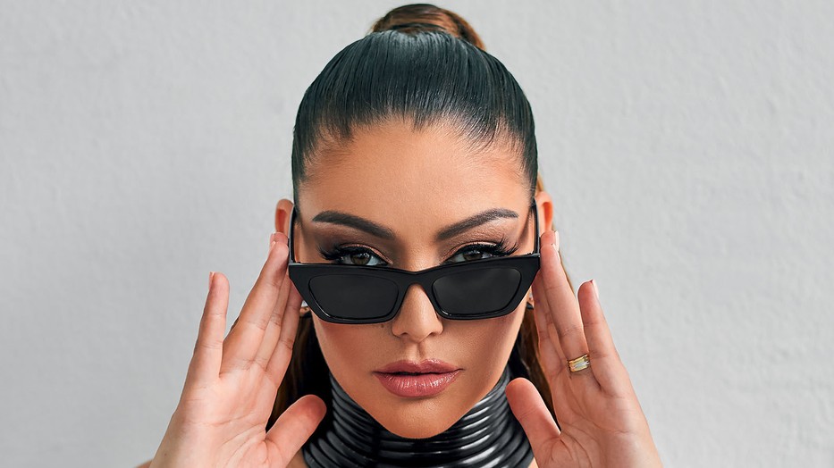 Stylist: Kiss Márk; Stylistasszisztens: Csaba Erika; Smink: Bényei Betti; Haj: Radván Simon Lakkfűző BLACK DREAM Napszemüveg H&M Choker SZPUTNYIK SHOP 