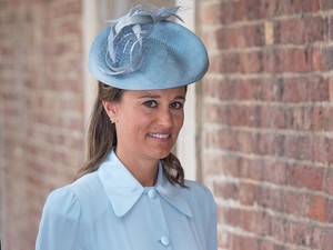 A várandós Pippa Middleton bájos babakék ruhában a hercegi keresztelőn