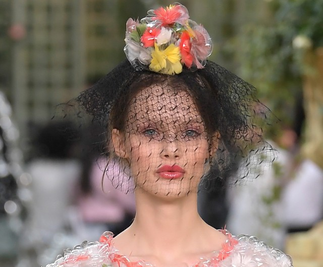 Elképesztő fejdíszek a Chanel bemutatóján! Mutatjuk a kedvenceinket!