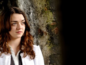 Alig ismertünk rá Maisie Williams-re, a Trónok harca színésznője szebb, mint valaha