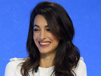 Őrület: Amal Clooney ruháját egy afgán agár is megirigyelné