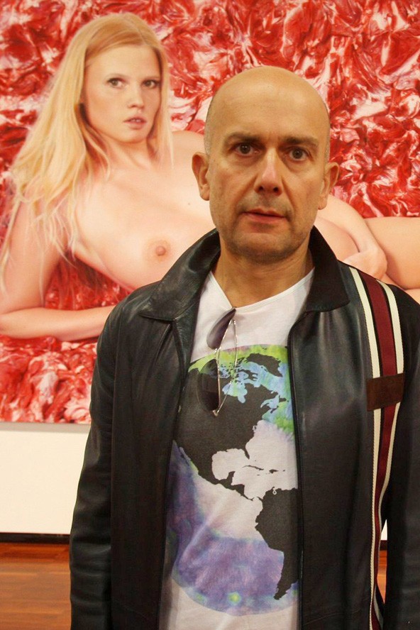 Marc Quinn festménye előtt